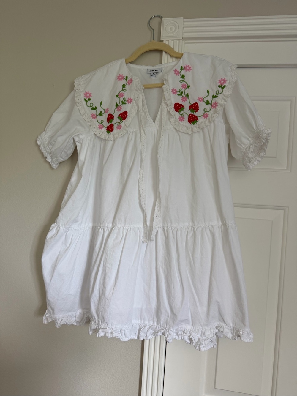 Neon Rose White Eyelet strawberry 🍓 Collar Top